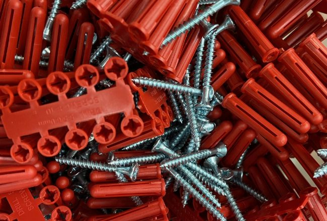 Red Wall Plugs & Screws Trade Tub